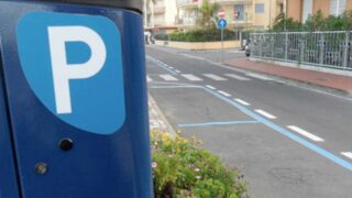Roma, 7514 sensori per multare chi non paga i parcheggi blu: l’elenco di quartieri e vie coinvolte