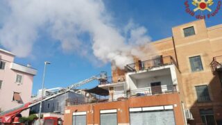 Roma, brucia un appartamento: evacuato un palazzo di piazza Ferriani