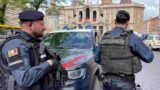 Roma, caos sull’autobus in piazza Vittorio: una 25enne aggredisce i controllori e insulta i Carabinieri