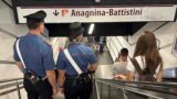 Roma assediata dai borseggiatori: turisti derubati in metro e in centro, 13 arresti in 48 ore