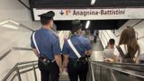 Roma, weekend di ordinaria follia in centro: smartphone rubati in metro, truffe ai turisti e guide abusive