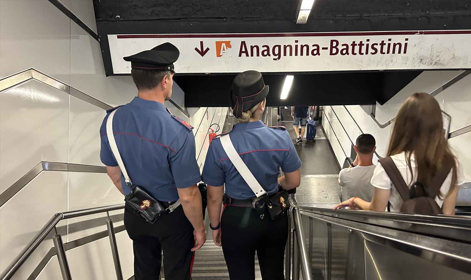 Roma, Carabinieri in metro centro