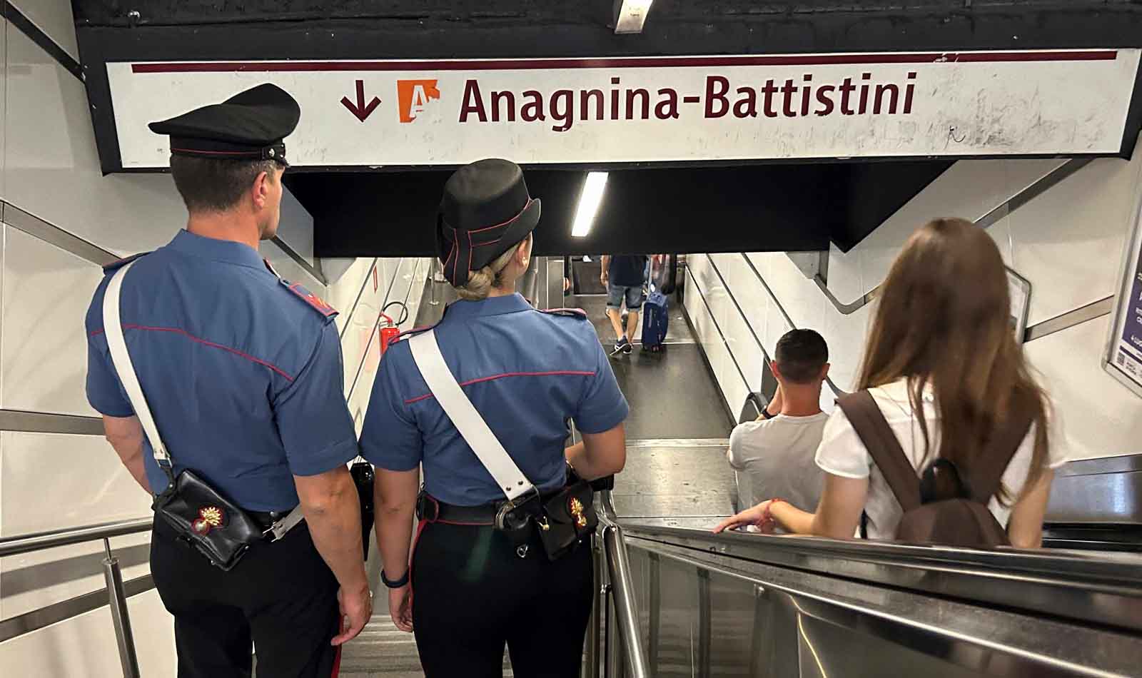 Roma, Carabinieri in metro