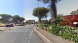 Roma, paura a Cinecittà: ciclista 80enne investito da un’auto pirata, si cercano testimoni