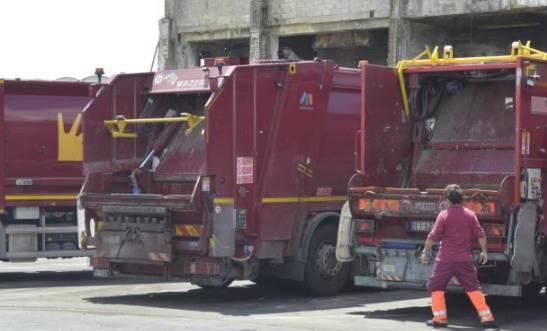 Mezzi Ama con netturbini a lavoro a Roma