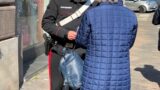 Roma, si finge avvocato e truffa un’anziana a Don Bosco: “Suo figlio ha avuto un incidente”, 85enne in lacrime