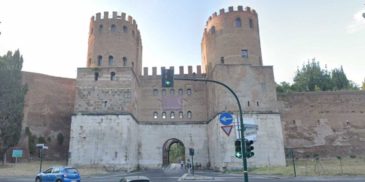 Roma, Appia Antica, ingresso a Porta San Sebastiano, foto Google Maps