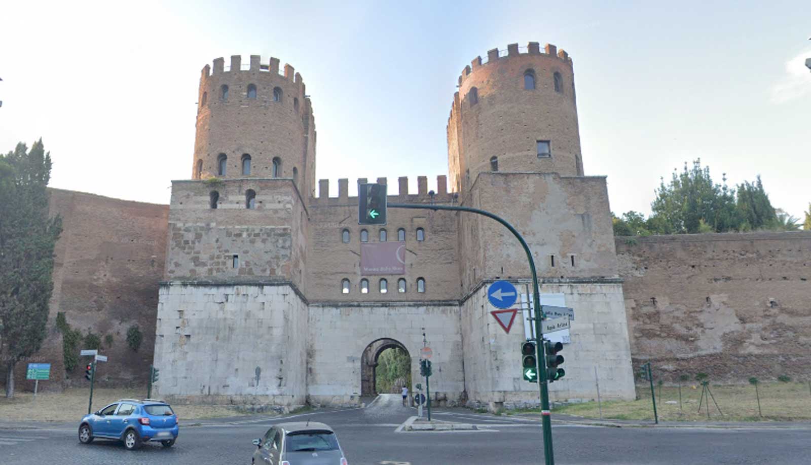 Roma, Appia Antica, ingresso a Porta San Sebastiano, foto Google Maps