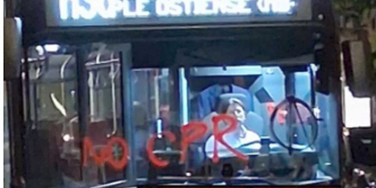 Il bus Atac coperto da scritte anarchiche, foto Welcome to Favelas