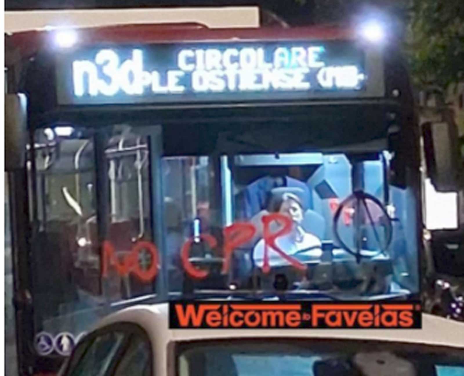 Il bus Atac coperto da scritte anarchiche, foto Welcome to Favelas