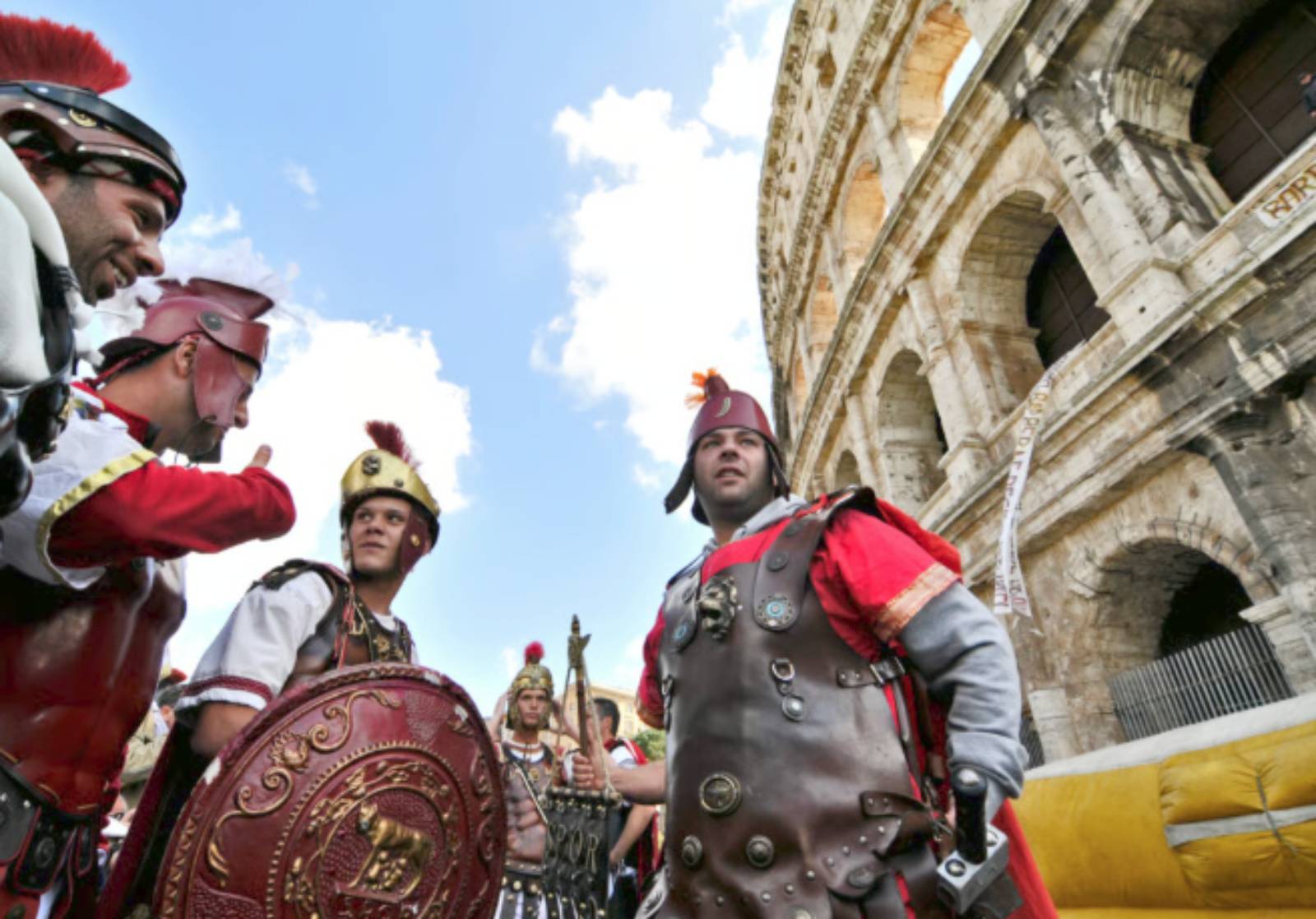 Gladiatori al Colosseo di Roma, foto Il Manifesto