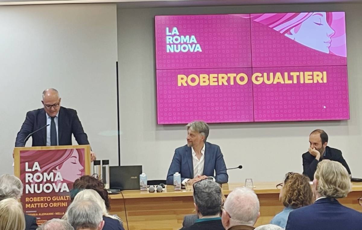 Roma, Roberto Gualtieri prende la parola allo Scout center di Roma, vicino a lui Orfini