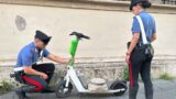 Roma, scandalo in via Veneto: turista trasporta colonna antica su un monopattino