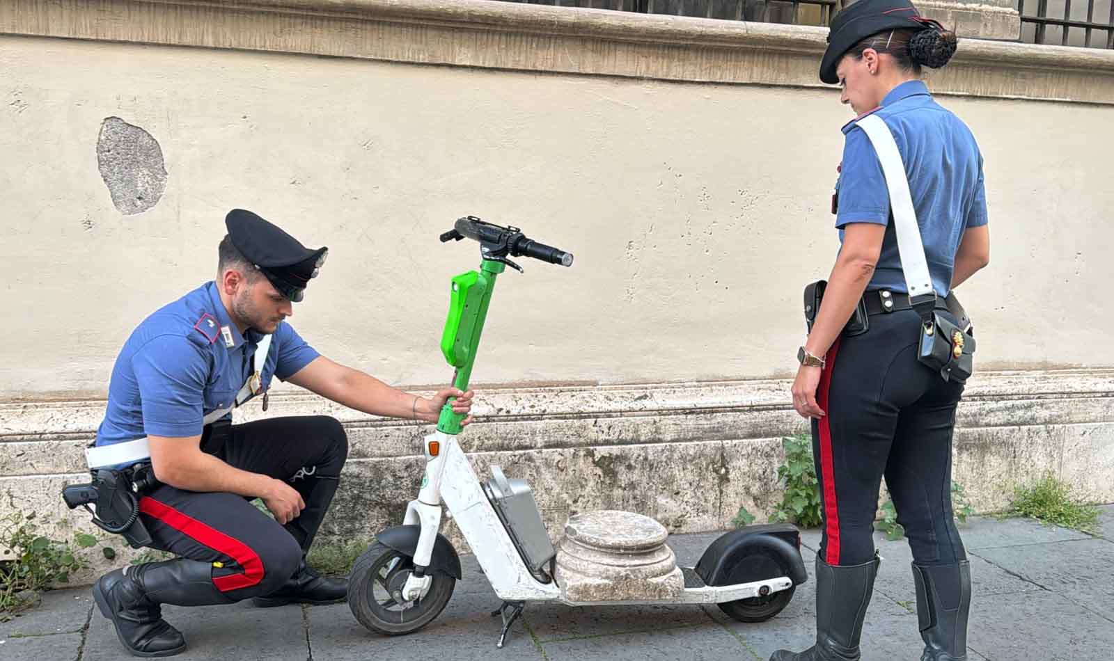 Roma, in via Veneto turista colonna antica monopattino