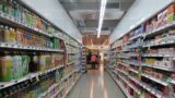 Roma, ladri “affezionati” tornano al supermercato e aggrediscono il vigilante
