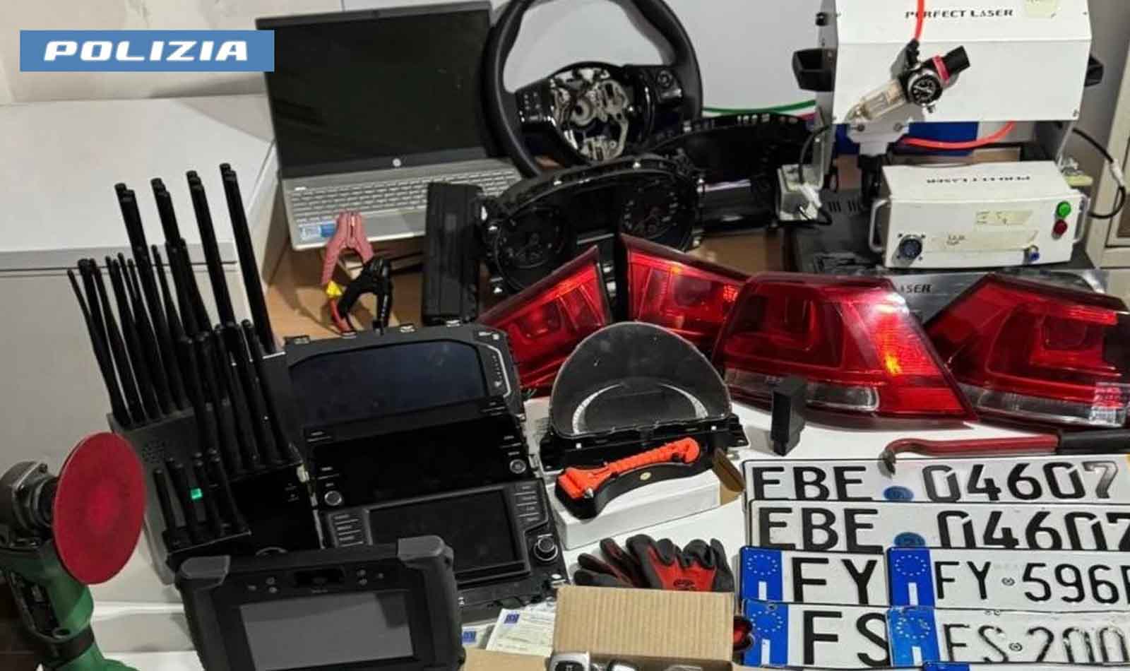 Roma, officina segreta per il riciclaggio auto
