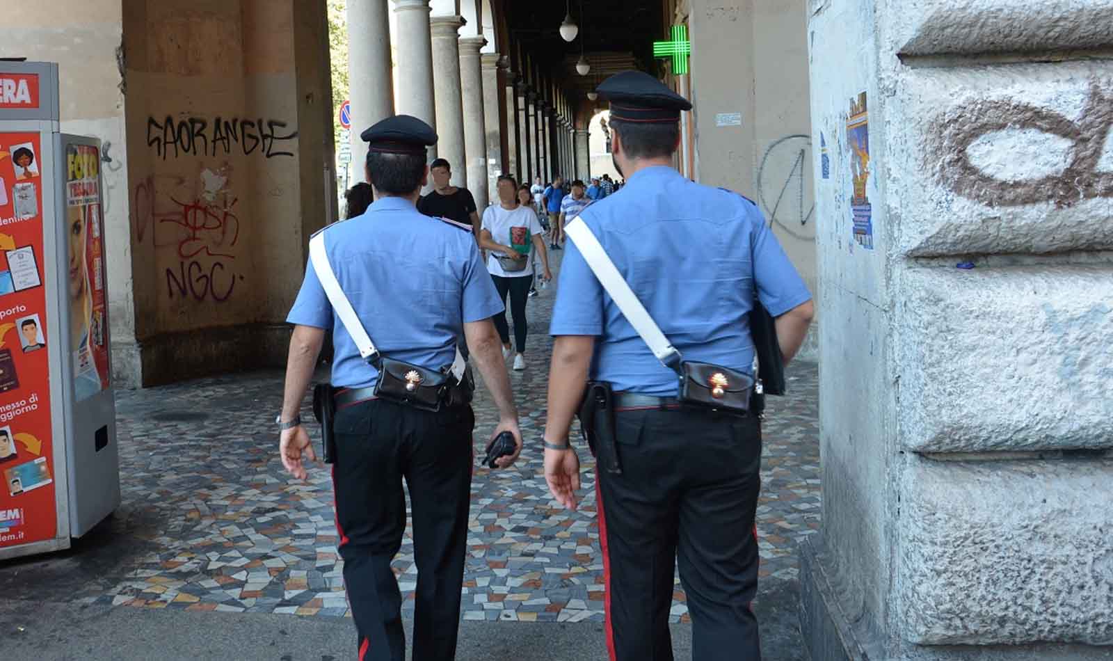 Roma, piazza Vittorio carabinieri in azione