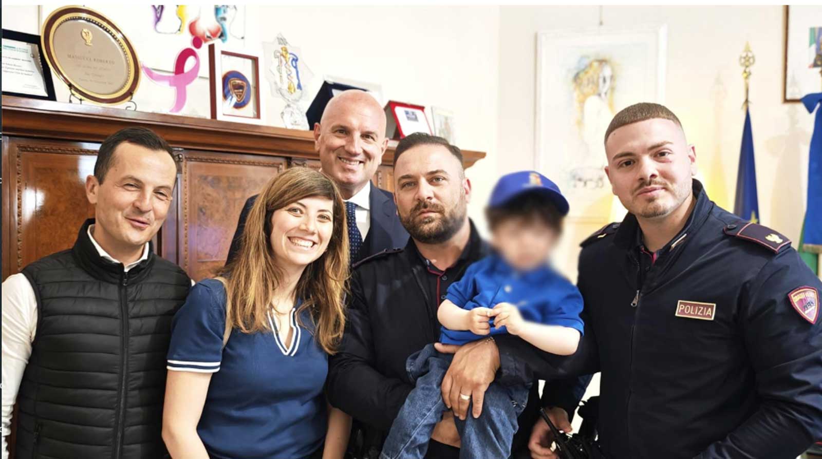 Roma, il piccolo Tommy in Questura con i genitori