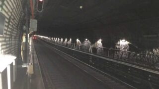 Roma, caos metro A: un uomo scende sui binari e sparisce nella galleria