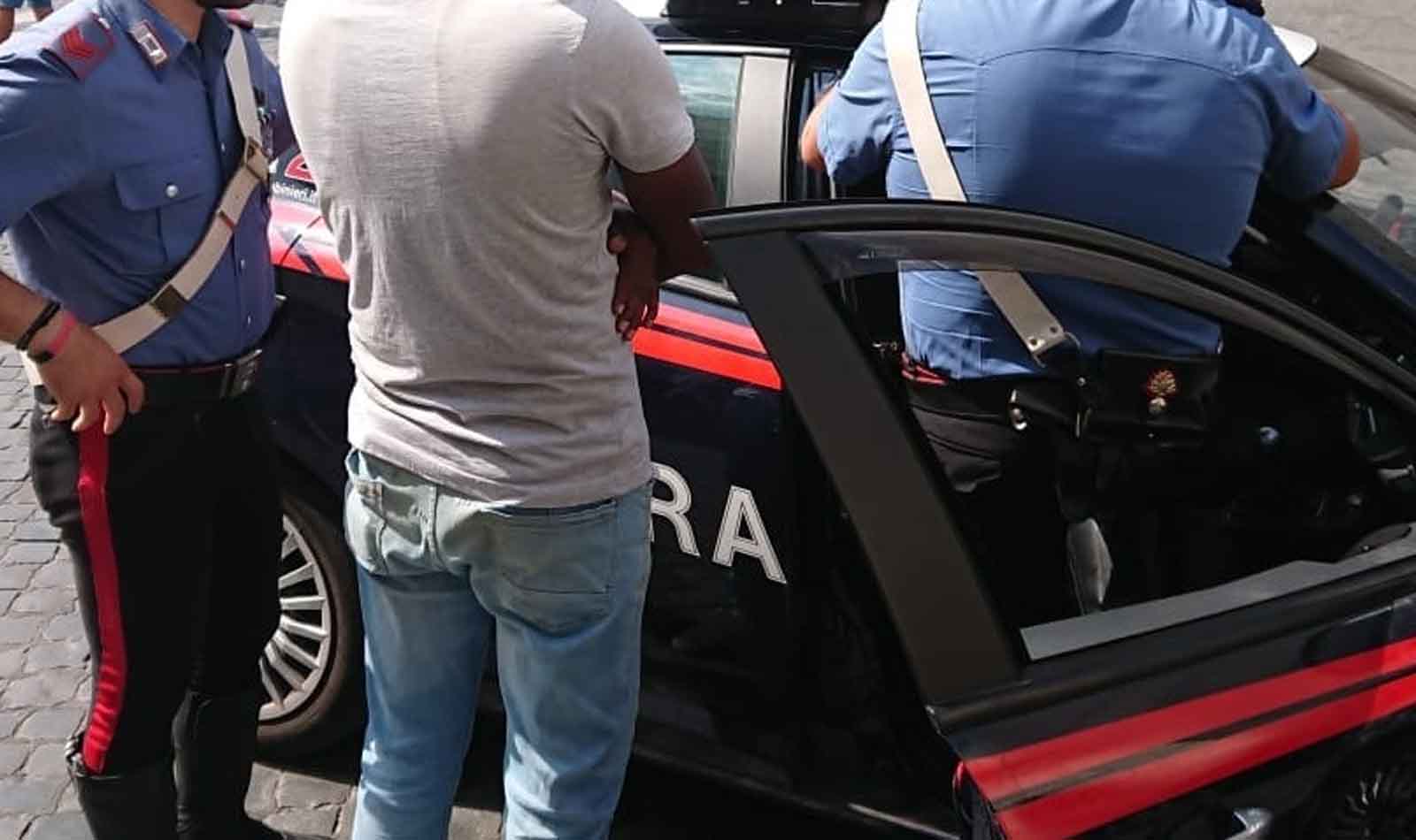 Roma, tentato omicidio a Centocelle barbiere colpito al collo con le forbici, arrestato un evaso albanese
