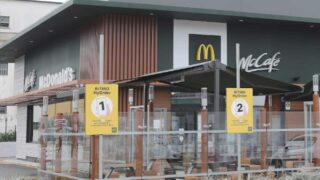 Roma, entrano dalla finestra e rapinano con la pistola in mano il McDonald’s: 2 in arresto