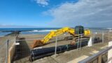Ostia, spiagge recintate e cantiere fermo: ruspa “in vacanza” per il vento e bagnanti in attesa (FOTO)
