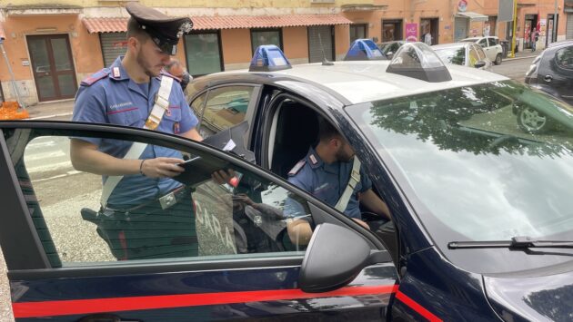 San Basilio - I Carabinieri nella piazza di spaccio Edicola