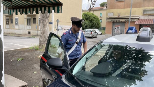 San Basilio - I Carabinieri nella piazza di spaccio Edicola