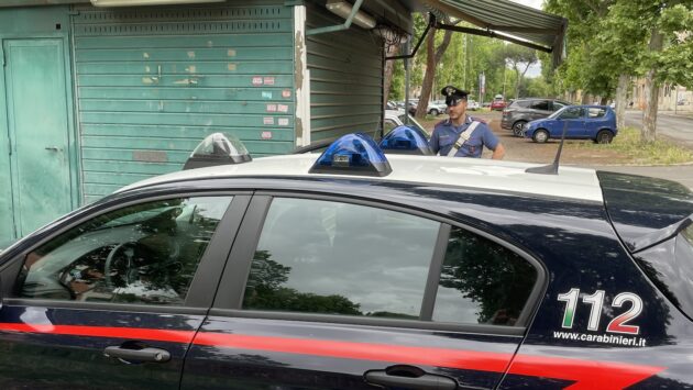 San Basilio - I Carabinieri nella piazza di spaccio Edicola