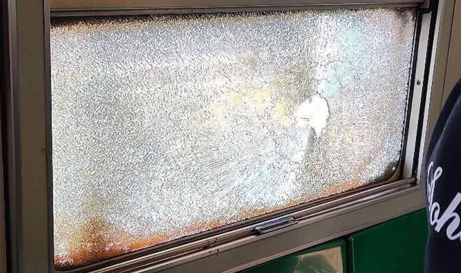 Sassi contro treno in corsa sulla ferrovia Roma Nord