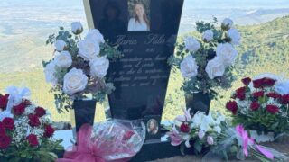 I genitori di Ilaria Sula sulla stele istituita in memoria della studentessa a due passi da Roma
