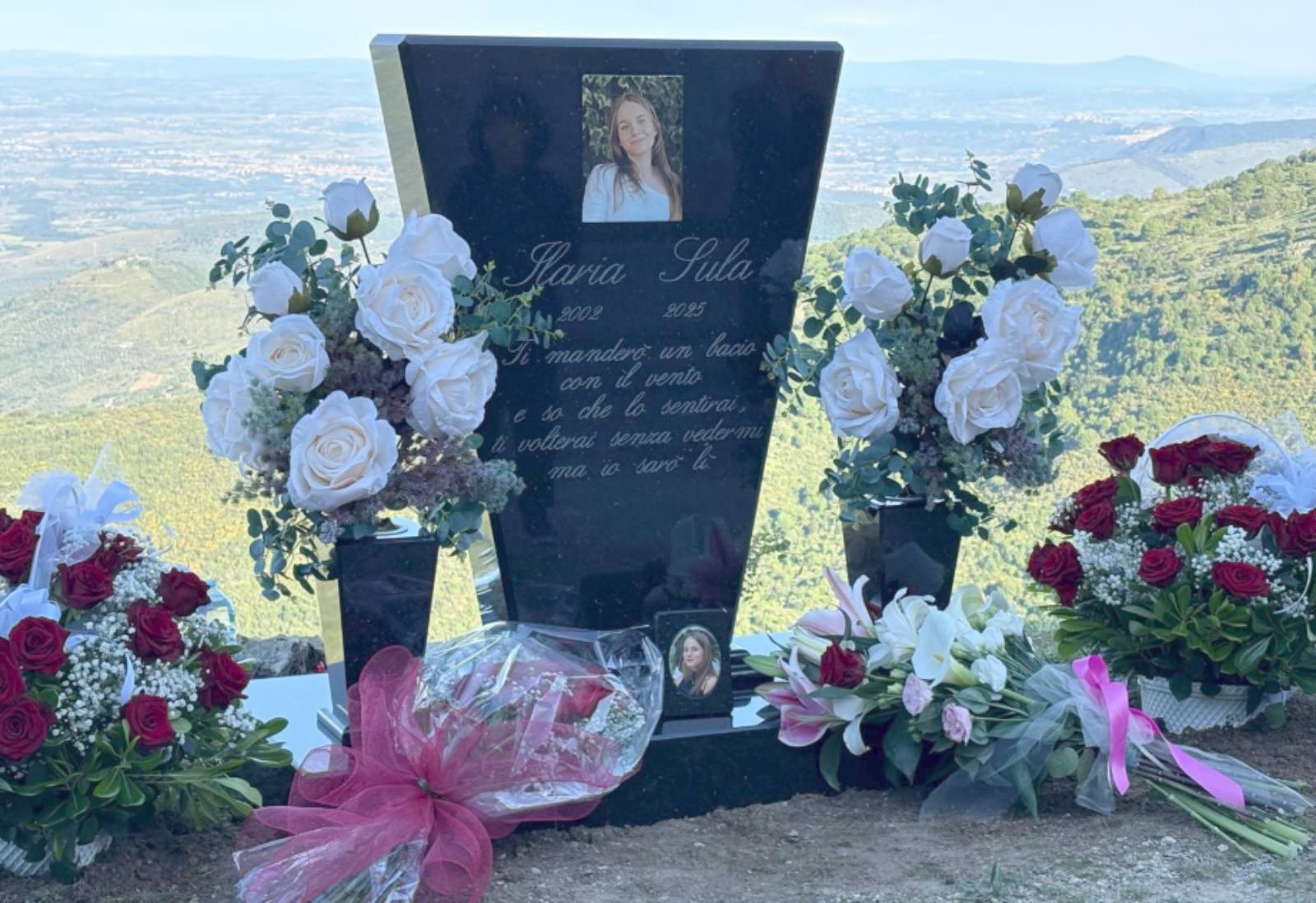 La stele per Ilaria Sula, a Capranica Prenestina, in provincia di Roma