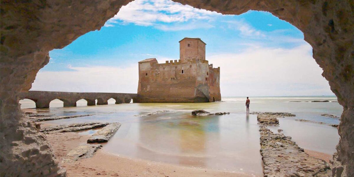 Torre Astura, uno scorcio dell'incantevole gioiello marittimo della costa del Lazio