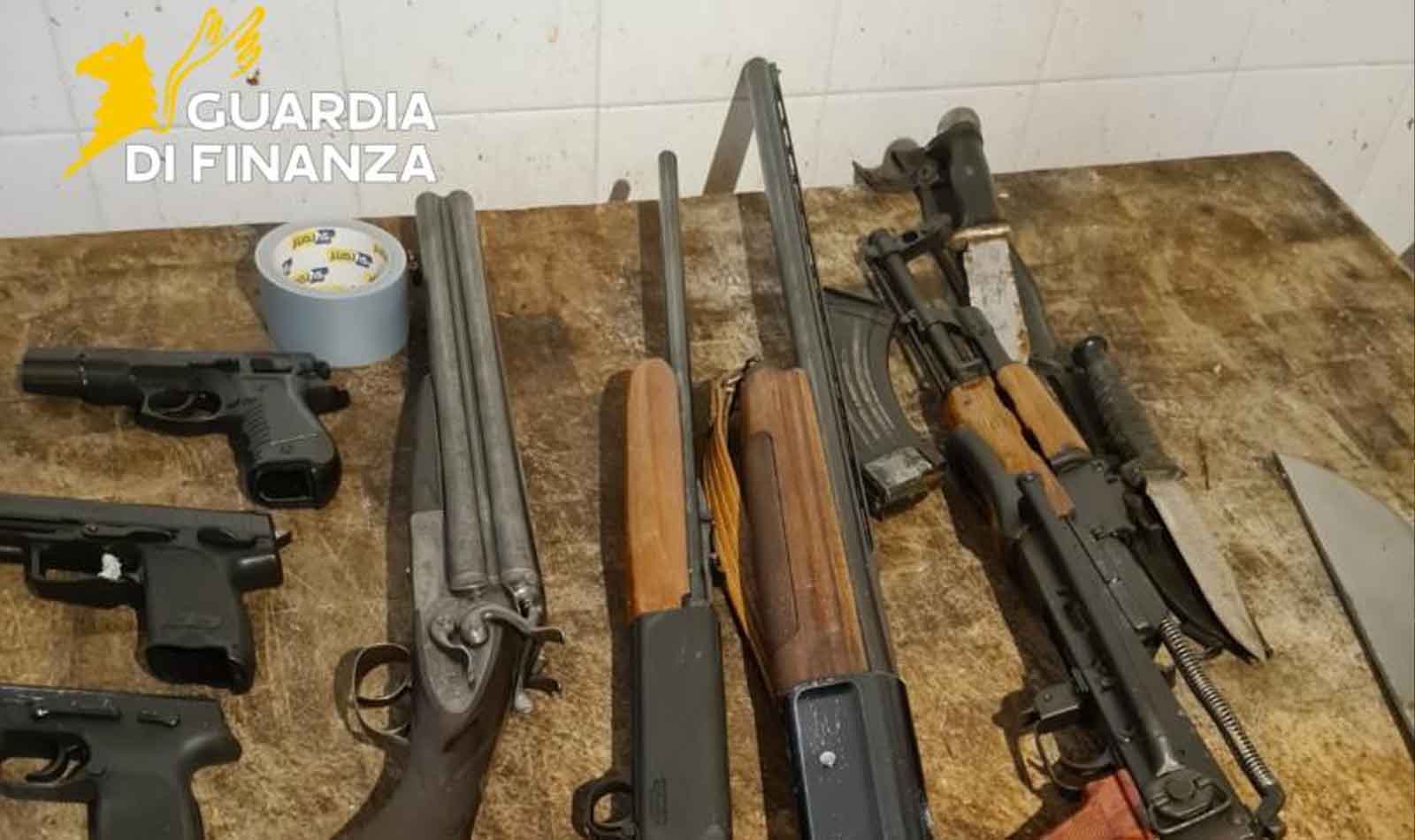 Velletri, scoperti 21 chili di cocaina e un arsenale