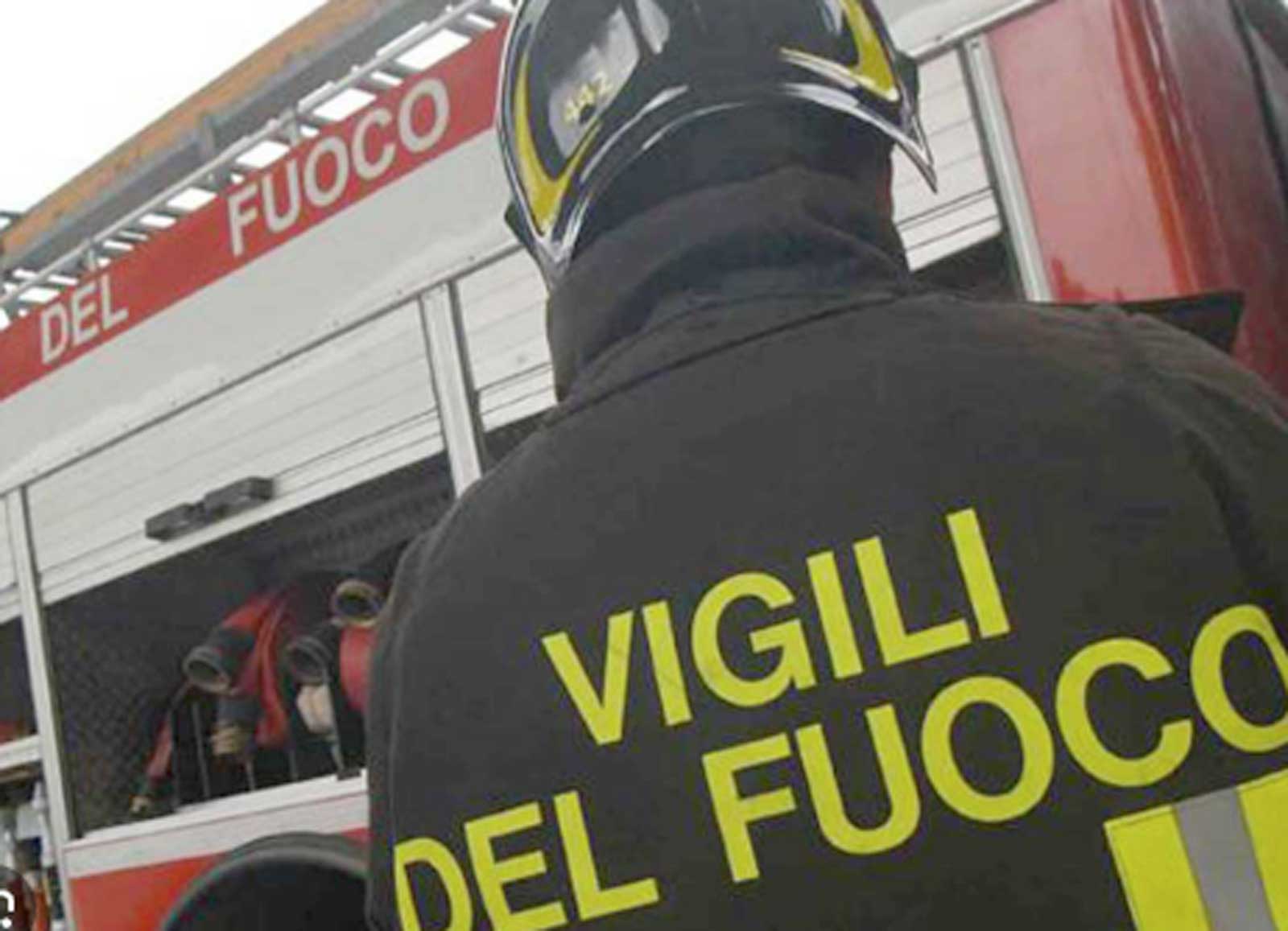 Roma, vigili del fuoco a lavoro a Roma, zona San Giovanni