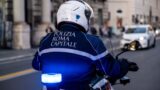 Roma, sulla Tuscolana con lo scooter rubato e senza casco: bloccato 39enne latinos
