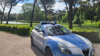 Truffa delle monete sul litorale romano. ‘Le sono caduti i soldi’, poi rubano: arrestati 3 cubani