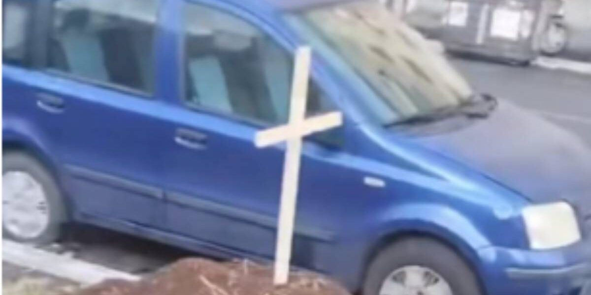 Roma, una croce su viale dei Quattro Venti al posto di uno degli alberi abbattuti