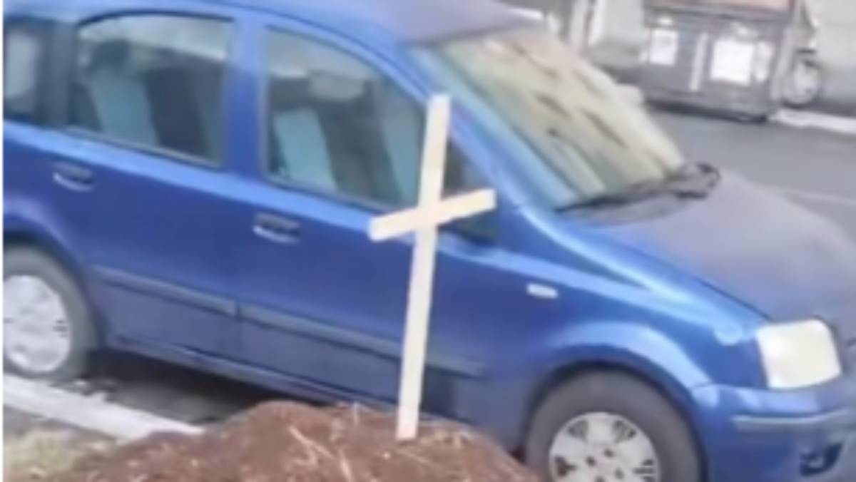 Roma, una croce su viale dei Quattro Venti al posto di uno degli alberi abbattuti