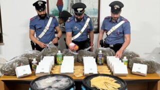 Torvaianica, fermata con la marijuana in auto: a casa aveva una serra e 4 chili di droga