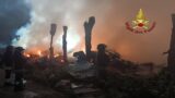 Maxi rogo nel campo nomadi di Guidonia: fiamme nella notte e allarme ambientale
