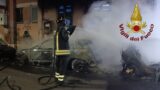 Roma, paura nella notte a San Basilio: a fuoco 4 auto, danneggiata palazzina Ater