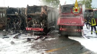 Magliana, incendiati quattro autobus nel deposito Atac di via Candoni