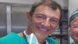 Roma, lutto al San Filippo Neri, è morto il chirurgo oncologo Leonardo Leone: ‘Ci piace ricordarti così, sorridente’
