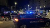 Roma, con la katana aggredisce i carabinieri e tenta di morderli: il figlio e due donne li ‘assaltano’ per non farlo arrestare