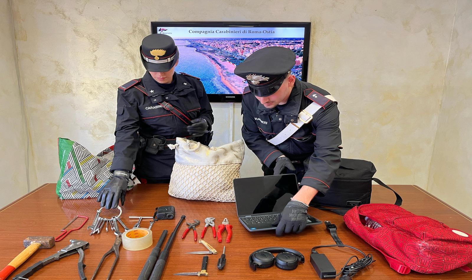 Refurtiva carabinieri Ostia