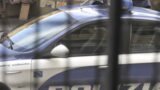 Roma, rapina una donna e le ruba la macchina: è caccia all’uomo e all’auto alla Magliana