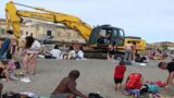 Ruspa tra i bagnanti sulla spiaggia libera di Ostia: video virale scatena polemiche e indignazione