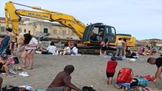 Ruspa tra i bagnanti sulla spiaggia libera di Ostia: video virale scatena polemiche e indignazione