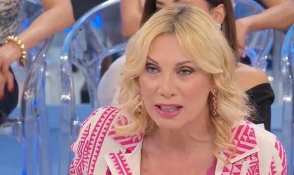 Uomini e Donne, le anticipazioni di oggi, venerdì 12 dicembre 2025: il bacio di Sabrina Zago